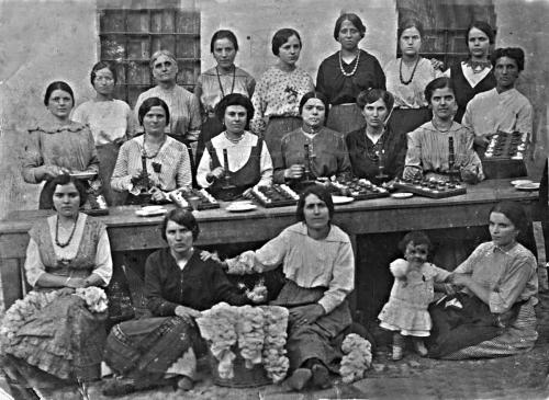 In posa sul luogo di lavoro. Un gruppo di donne all'inizio del Novecento Mostra documentaria Donna faber