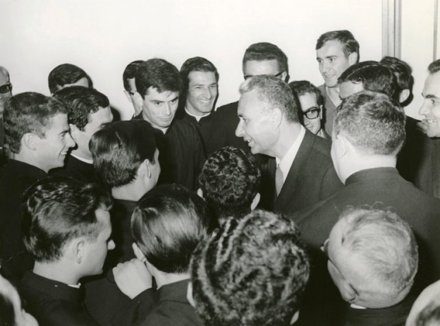 Alba (Cuneo), 16 settembre 1959. Aldo Moro visita la tipografia del periodico "Famiglia Cristiana" (Centro documentazione Archivio Flamigni, Fondo Aldo Moro, Fotografie).