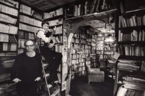 Gianni Toti e Marinka Dallos nella casa di via dei Giornalisti, a Roma - anni '70 (Casa Totiana)